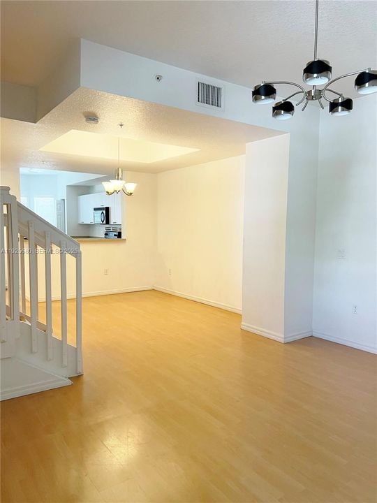 出租: $3,550 (3 贝兹, 3 浴室, 1270 平方英尺)