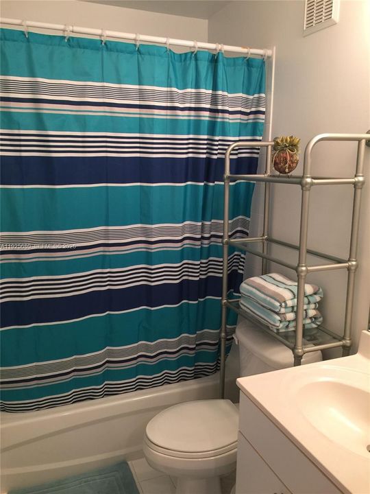 出租: $3,550 (3 贝兹, 3 浴室, 1270 平方英尺)