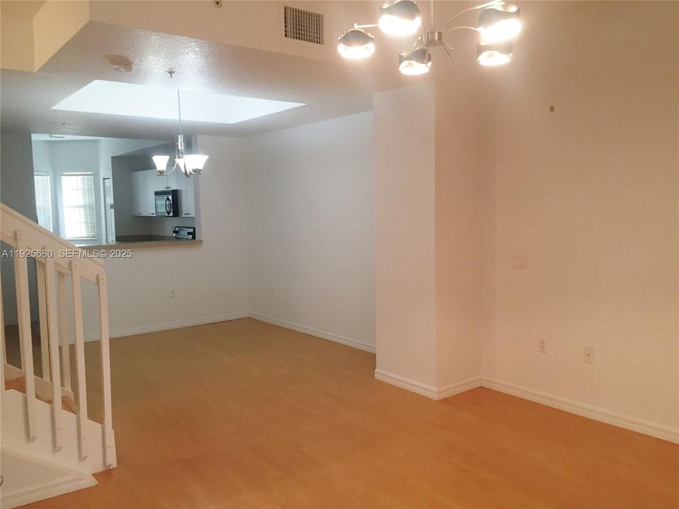 出租: $3,550 (3 贝兹, 3 浴室, 1270 平方英尺)