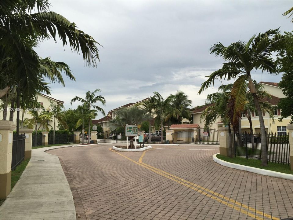 出租: $3,550 (3 贝兹, 3 浴室, 1270 平方英尺)