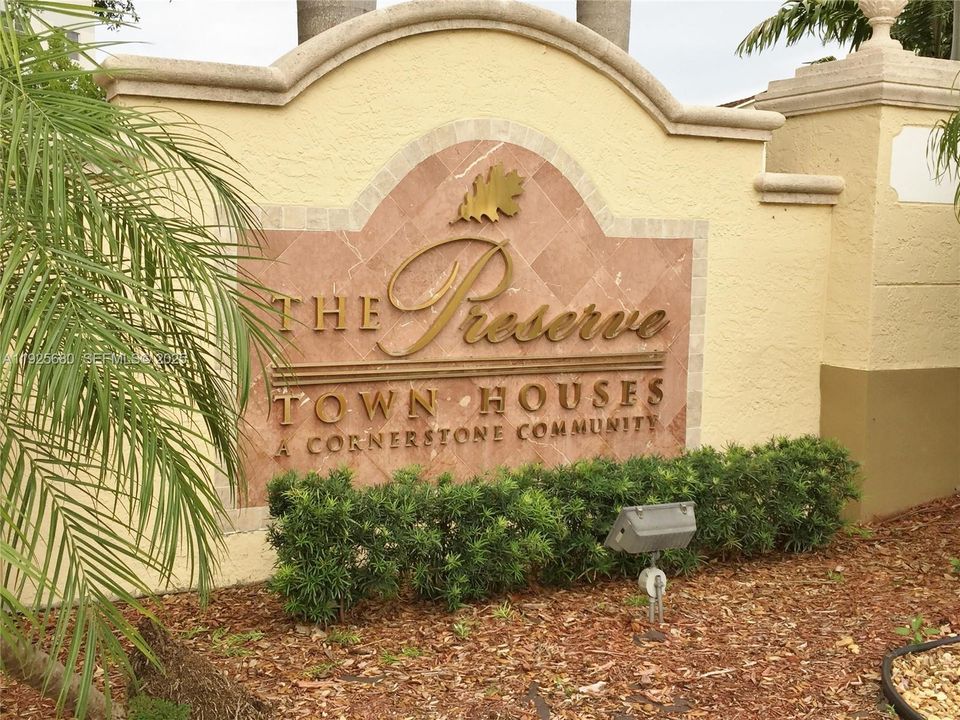 出租: $3,550 (3 贝兹, 3 浴室, 1270 平方英尺)