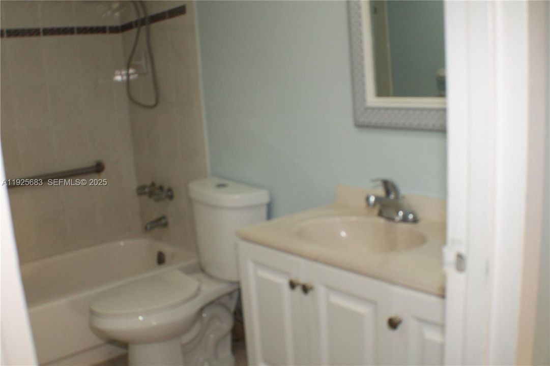 For Rent: $1,700 (1 beds, 1 baths, 810 Square Feet)