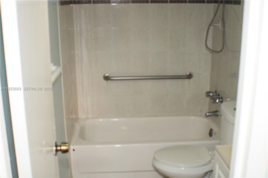 For Rent: $1,700 (1 beds, 1 baths, 810 Square Feet)