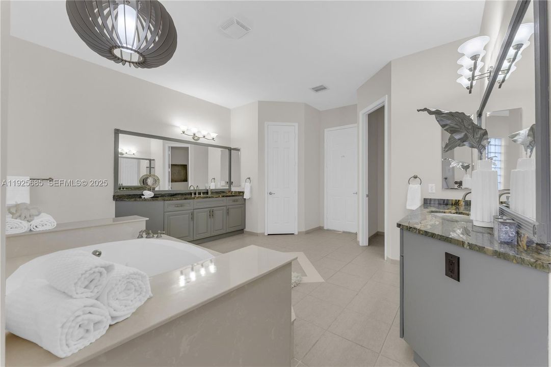 待售: $1,750,000 (4 贝兹, 4 浴室, 4130 平方英尺)