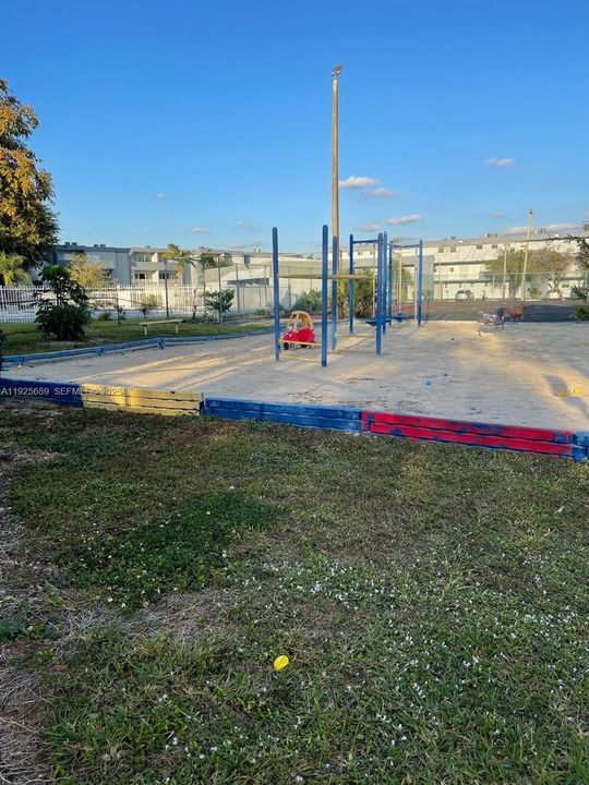 For Rent: $2,165 (1 beds, 1 baths, 1125 Square Feet)