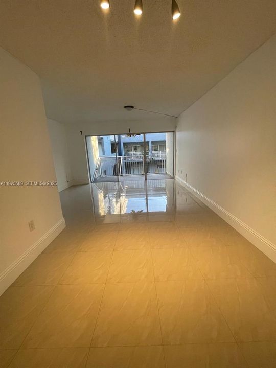 For Rent: $2,165 (1 beds, 1 baths, 1125 Square Feet)