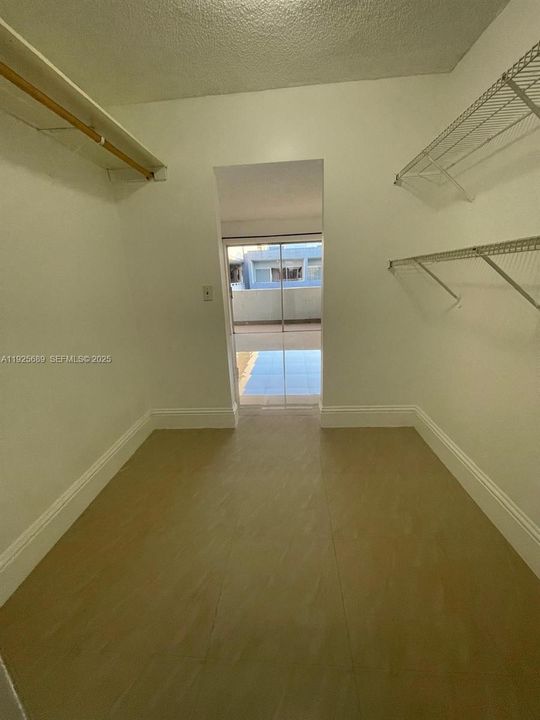 For Rent: $2,165 (1 beds, 1 baths, 1125 Square Feet)