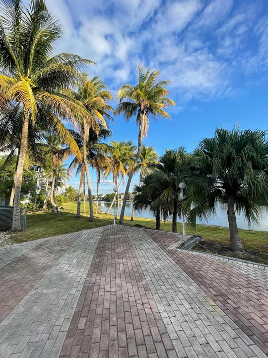 For Rent: $2,165 (1 beds, 1 baths, 1125 Square Feet)