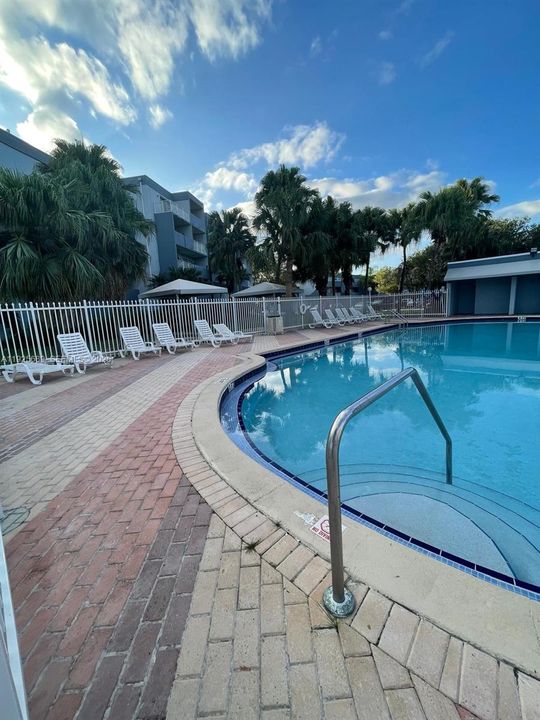 For Rent: $2,165 (1 beds, 1 baths, 1125 Square Feet)