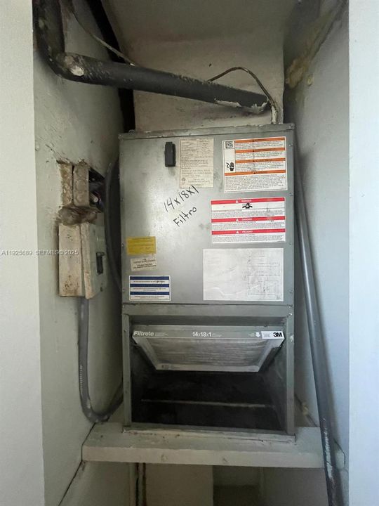 For Rent: $2,165 (1 beds, 1 baths, 1125 Square Feet)