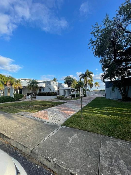 For Rent: $2,165 (1 beds, 1 baths, 1125 Square Feet)