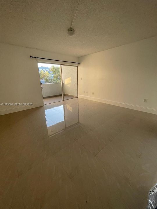 For Rent: $2,165 (1 beds, 1 baths, 1125 Square Feet)