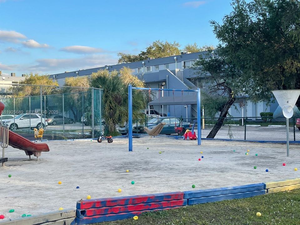 For Rent: $2,165 (1 beds, 1 baths, 1125 Square Feet)