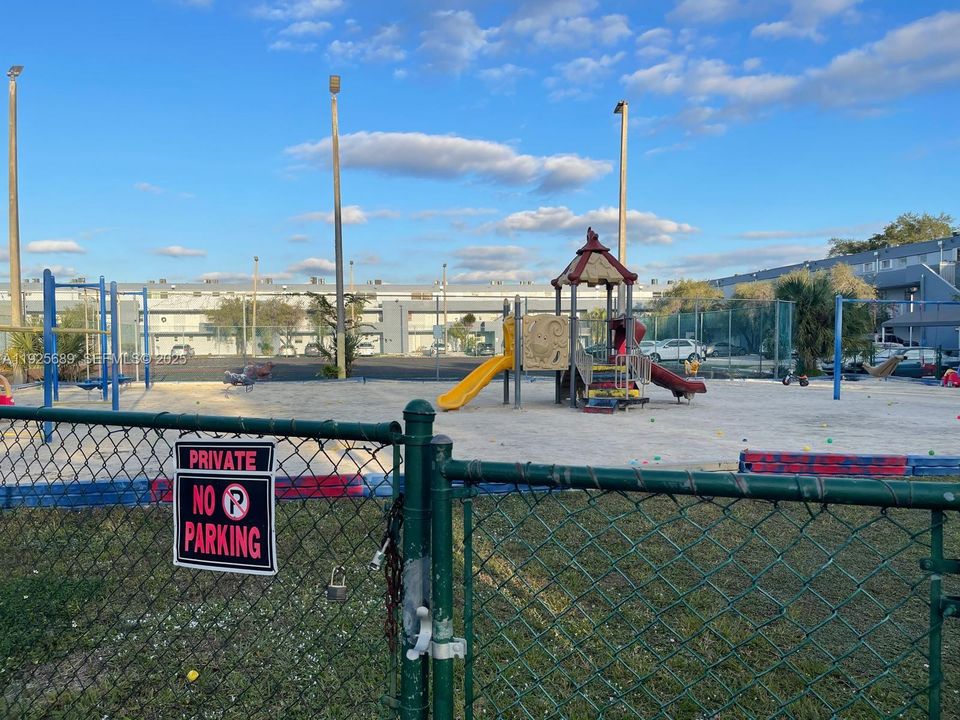 For Rent: $2,165 (1 beds, 1 baths, 1125 Square Feet)