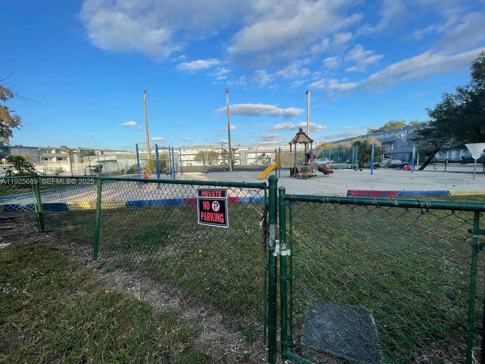 For Rent: $2,165 (1 beds, 1 baths, 1125 Square Feet)