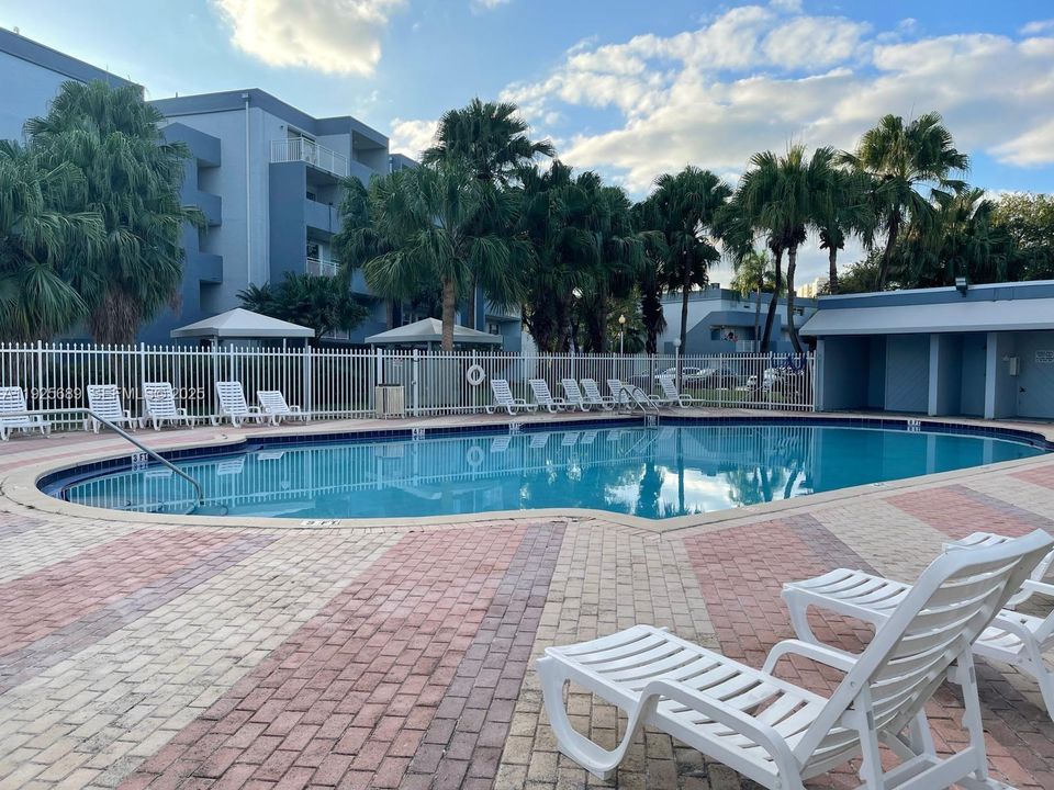 For Rent: $2,165 (1 beds, 1 baths, 1125 Square Feet)