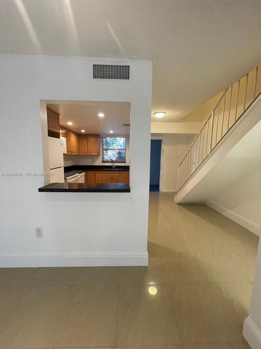 For Rent: $2,165 (1 beds, 1 baths, 1125 Square Feet)