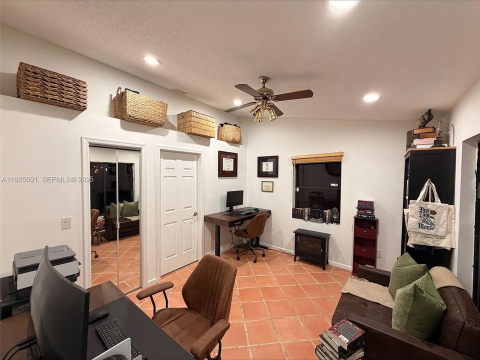 На продажу: $359,000 (2 спален, 2 ванн, 1001 Квадратных фут)