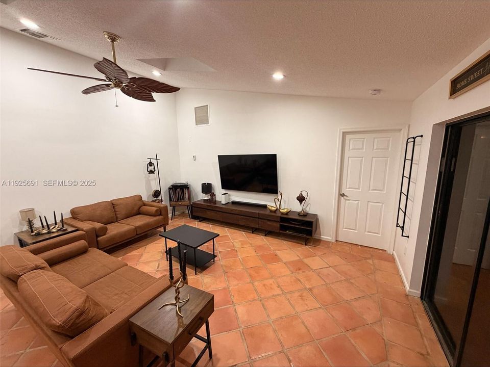 На продажу: $359,000 (2 спален, 2 ванн, 1001 Квадратных фут)