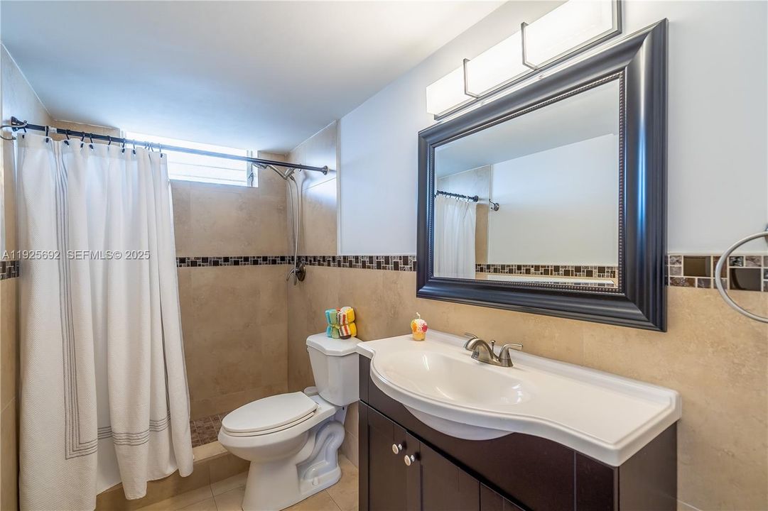 For Sale: $209,000 (1 beds, 1 baths, 816 Square Feet)