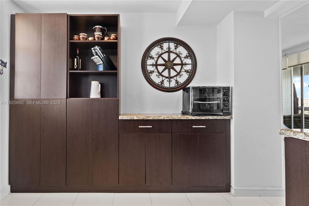 For Sale: $209,000 (1 beds, 1 baths, 816 Square Feet)