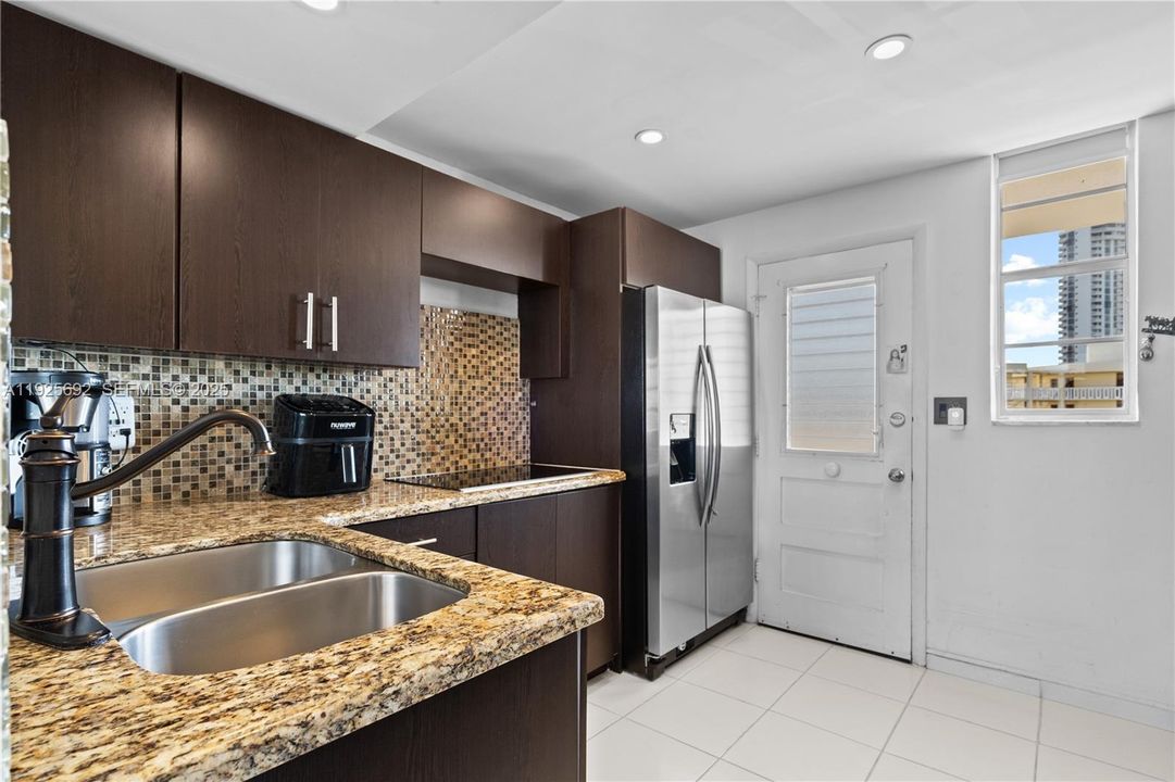 For Sale: $209,000 (1 beds, 1 baths, 816 Square Feet)