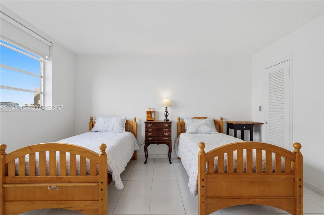 For Sale: $209,000 (1 beds, 1 baths, 816 Square Feet)