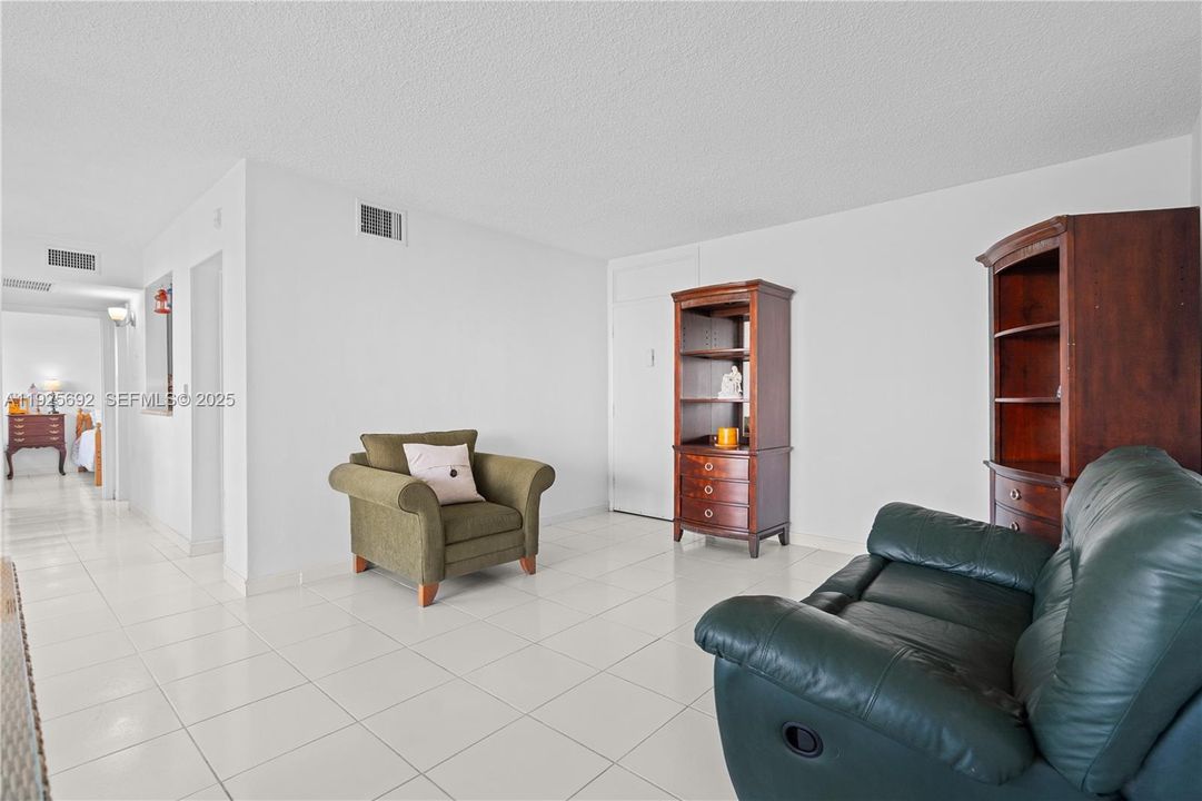 For Sale: $209,000 (1 beds, 1 baths, 816 Square Feet)