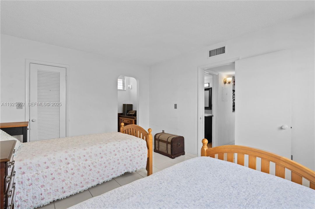 For Sale: $209,000 (1 beds, 1 baths, 816 Square Feet)