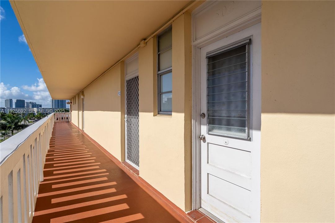 For Sale: $209,000 (1 beds, 1 baths, 816 Square Feet)