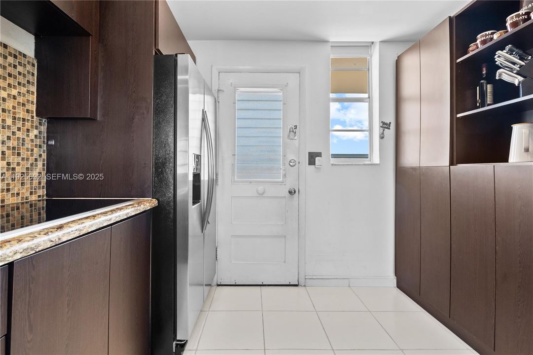 For Sale: $209,000 (1 beds, 1 baths, 816 Square Feet)