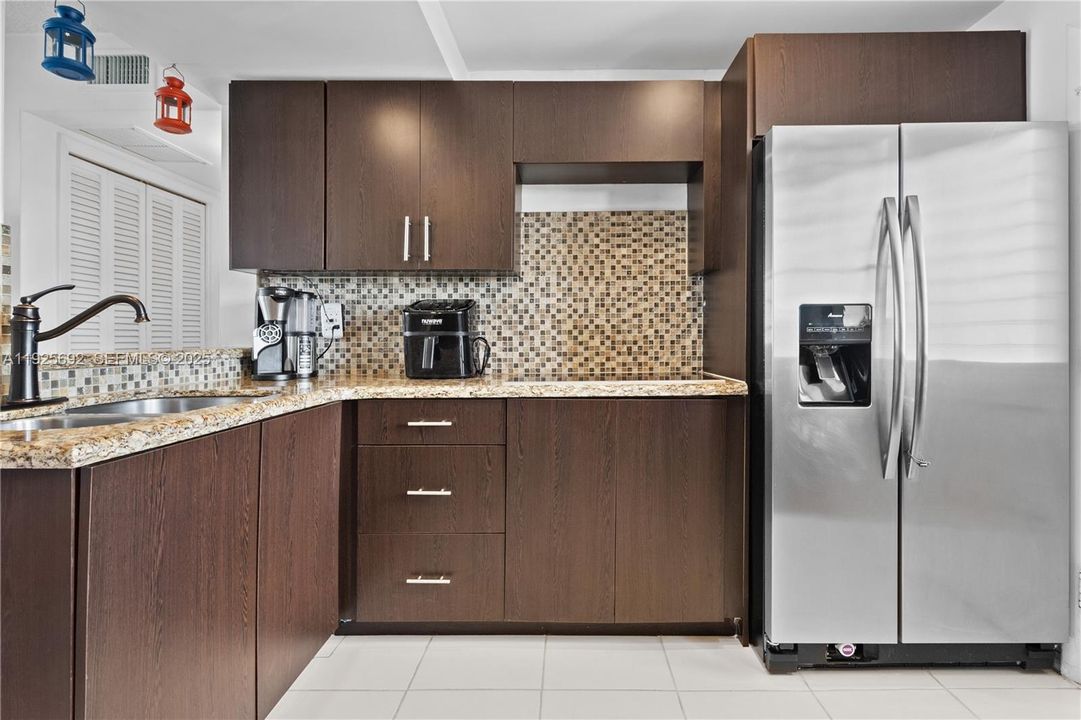 For Sale: $209,000 (1 beds, 1 baths, 816 Square Feet)