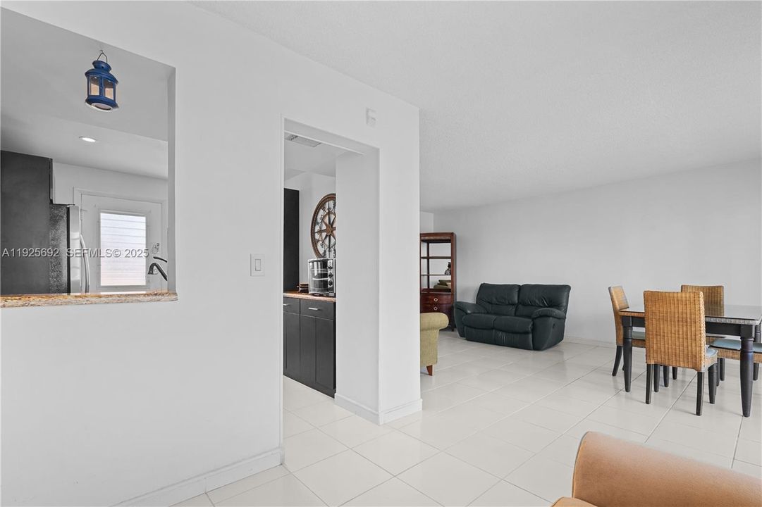 For Sale: $209,000 (1 beds, 1 baths, 816 Square Feet)