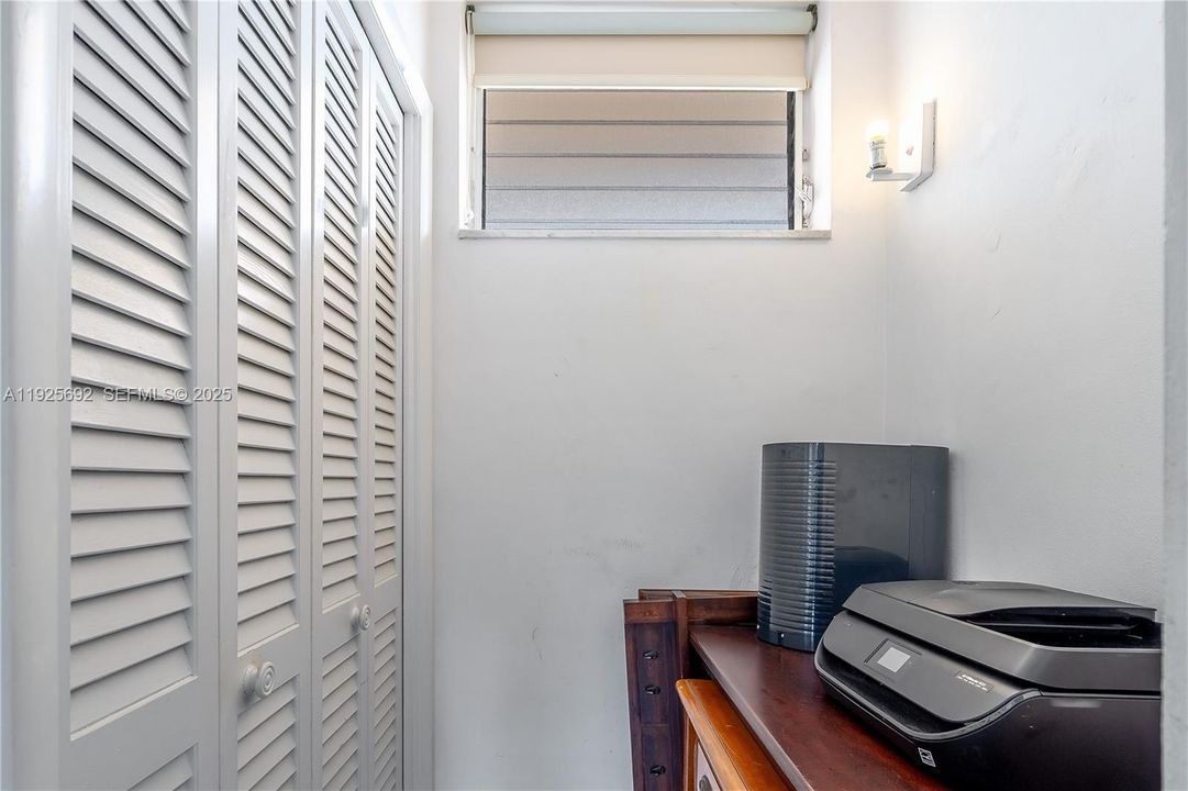 For Sale: $209,000 (1 beds, 1 baths, 816 Square Feet)