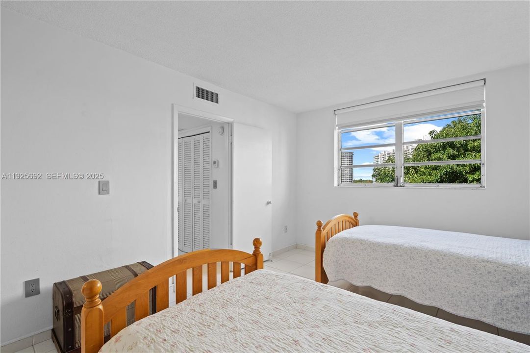 For Sale: $209,000 (1 beds, 1 baths, 816 Square Feet)