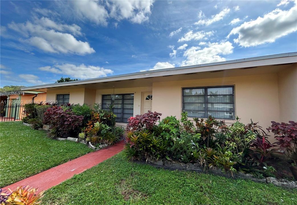 For Sale: $630,000 (3 beds, 2 baths, 1735 Square Feet)