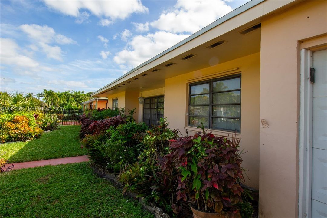 For Sale: $630,000 (3 beds, 2 baths, 1735 Square Feet)