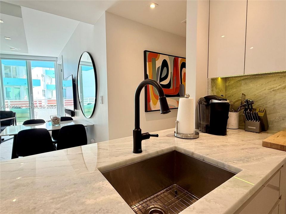 For Sale: $1,195,000 (1 beds, 1 baths, 723 Square Feet)
