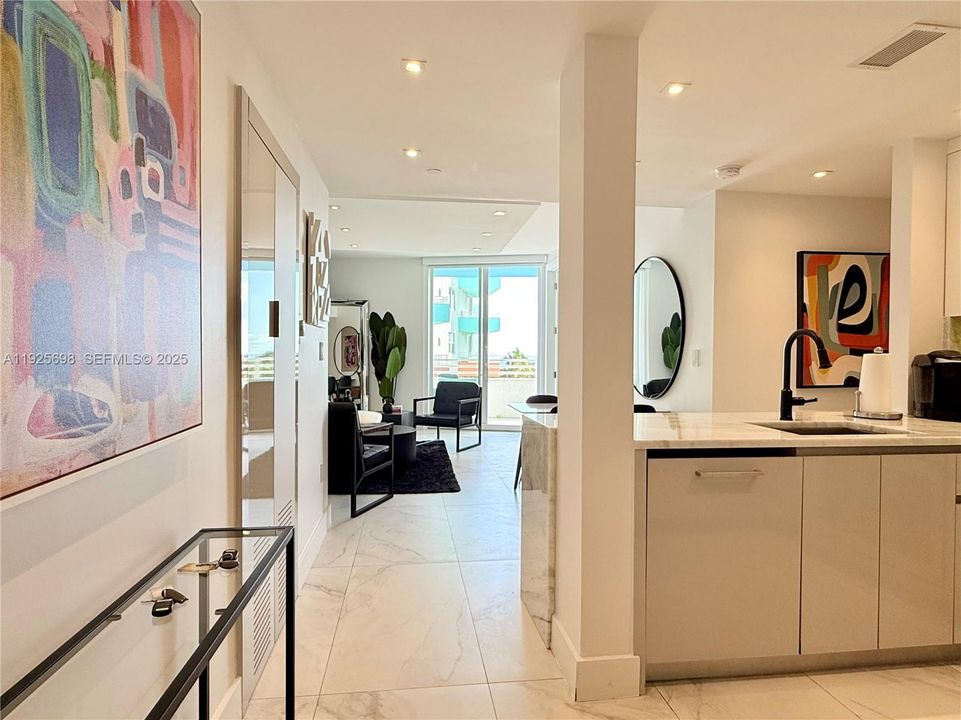 For Sale: $1,195,000 (1 beds, 1 baths, 723 Square Feet)