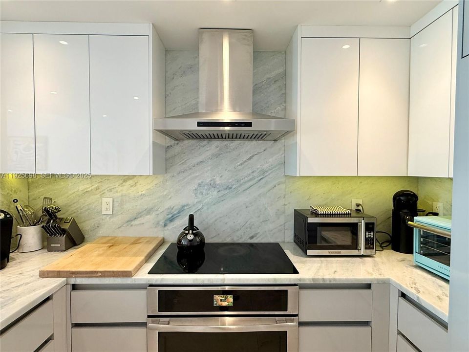 For Sale: $1,195,000 (1 beds, 1 baths, 723 Square Feet)