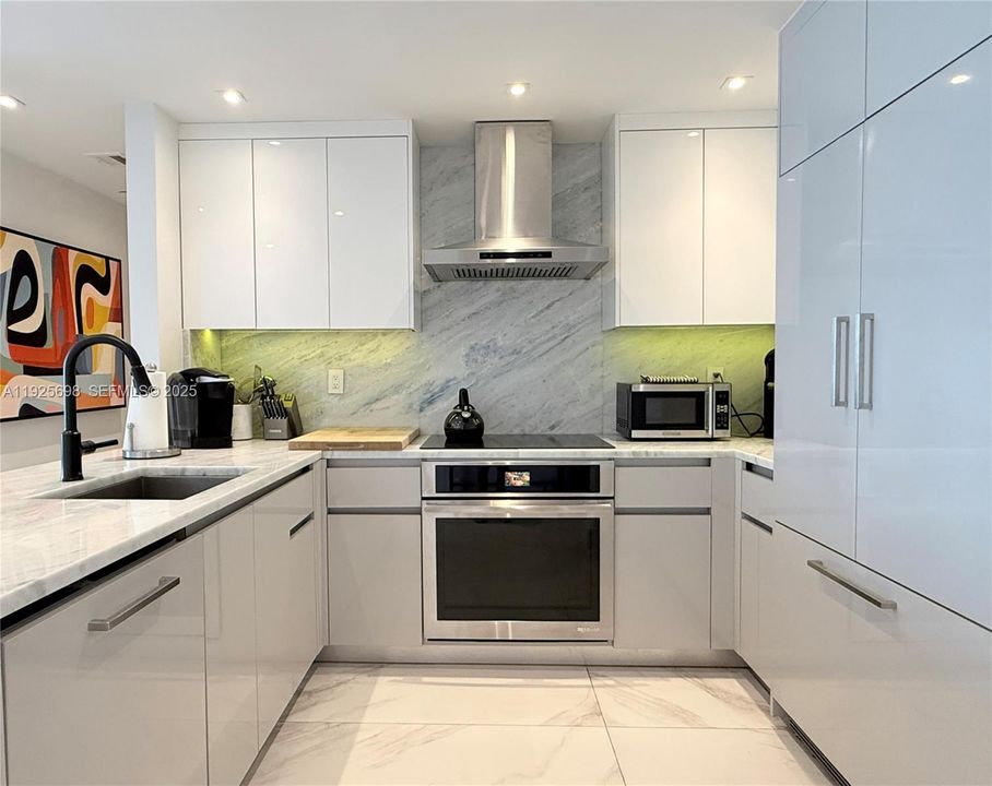 For Sale: $1,195,000 (1 beds, 1 baths, 723 Square Feet)