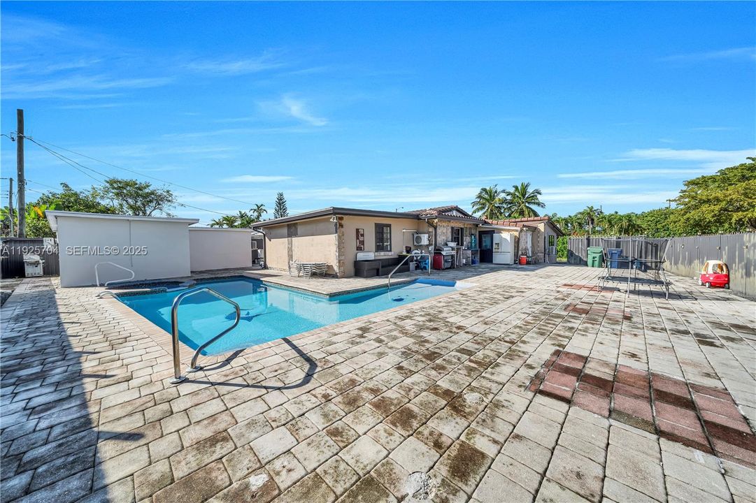 En Venta: $825,000 (4 camas, 4 baños, 1650 Pies cuadrados)