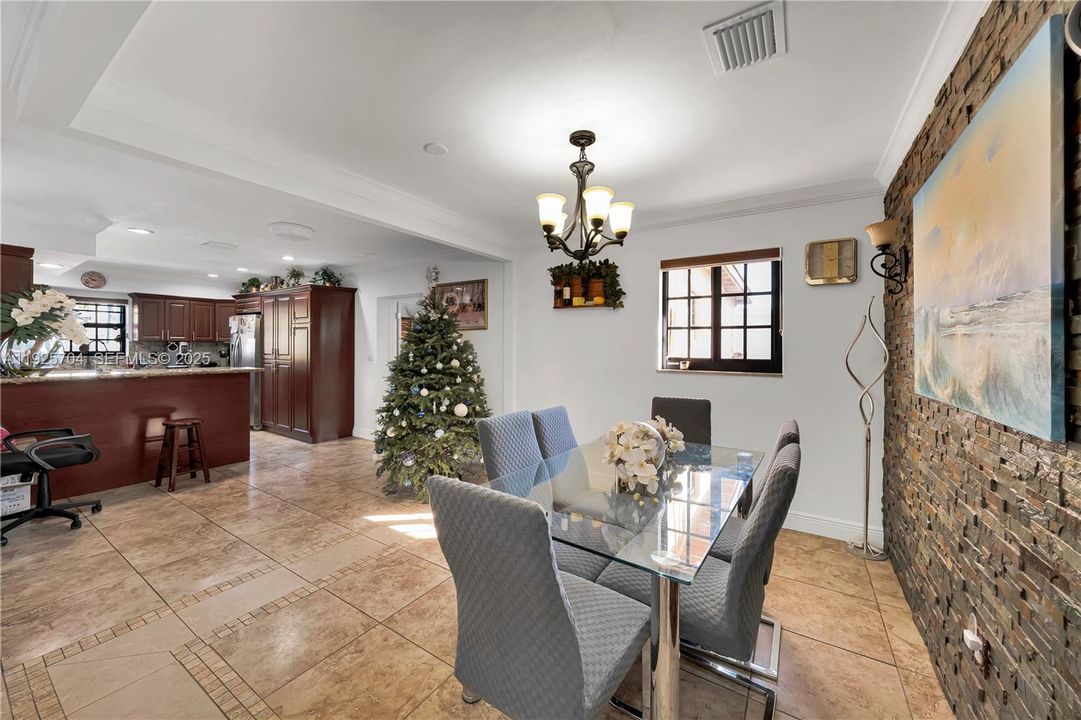 En Venta: $825,000 (4 camas, 4 baños, 1650 Pies cuadrados)