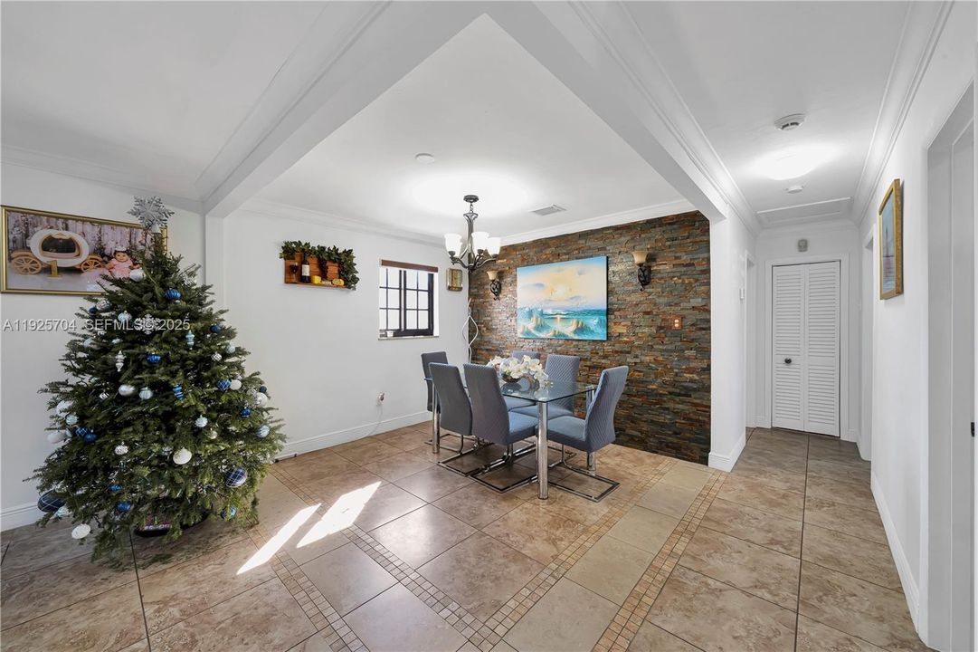 En Venta: $825,000 (4 camas, 4 baños, 1650 Pies cuadrados)