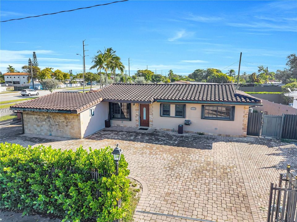 En Venta: $825,000 (4 camas, 4 baños, 1650 Pies cuadrados)