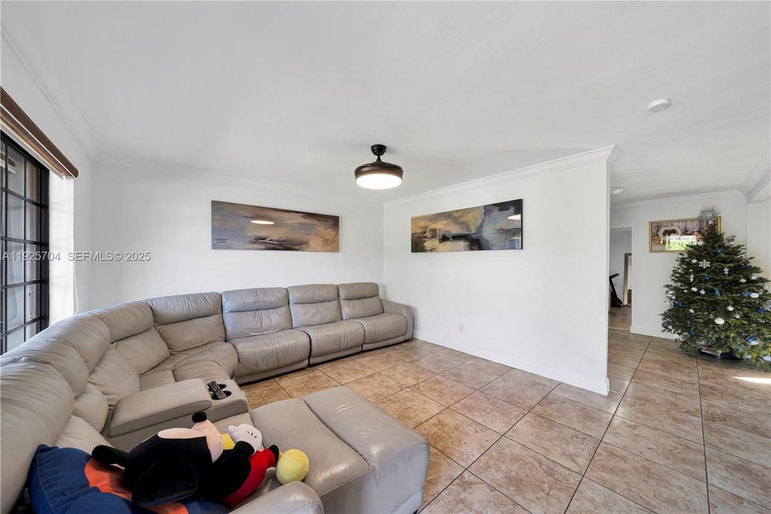 En Venta: $825,000 (4 camas, 4 baños, 1650 Pies cuadrados)