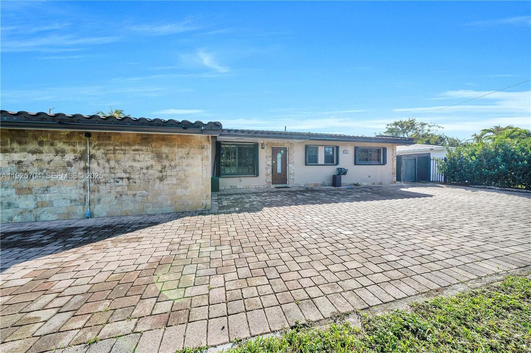 En Venta: $825,000 (4 camas, 4 baños, 1650 Pies cuadrados)