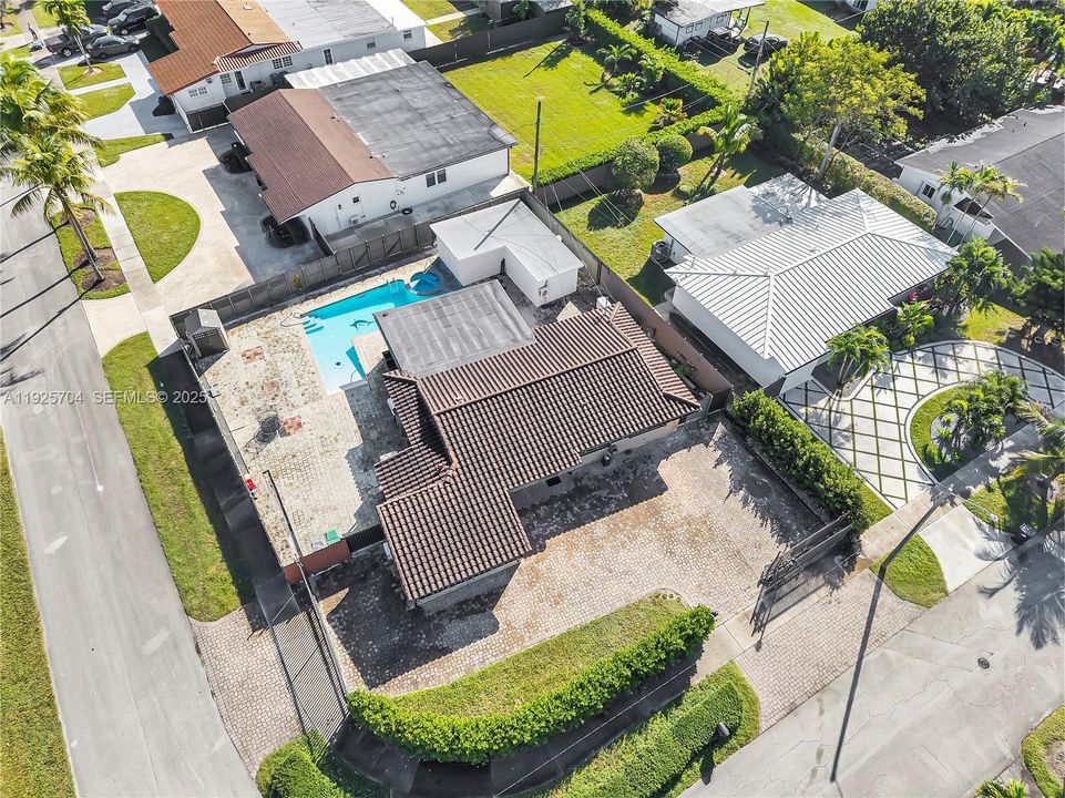 En Venta: $825,000 (4 camas, 4 baños, 1650 Pies cuadrados)