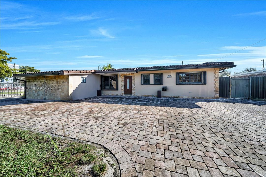 En Venta: $825,000 (4 camas, 4 baños, 1650 Pies cuadrados)