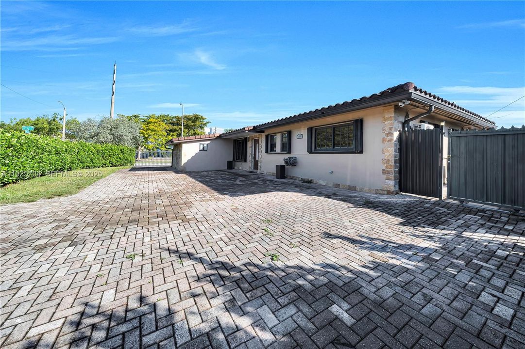 En Venta: $825,000 (4 camas, 4 baños, 1650 Pies cuadrados)